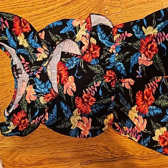 3x 3T short rompers - Picture 3 of 4